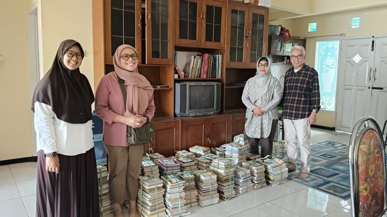 Hibah Buku dari Dr. Drs. Moh. Tamrin, M.Pd. Perkaya Koleksi dan Wawasan Akademik STKIP PGRI Trenggal